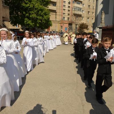 26 aprilie: Bacău "Sfântul Nicolae": Prima sfântă Împărtăşanie
