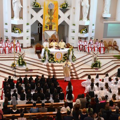 26 aprilie: Bacău "Sfântul Nicolae": Prima sfântă Împărtăşanie