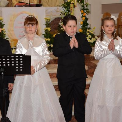 26 aprilie: Bacău "Sfântul Nicolae": Prima sfântă Împărtăşanie