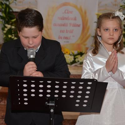 26 aprilie: Bacău "Sfântul Nicolae": Prima sfântă Împărtăşanie