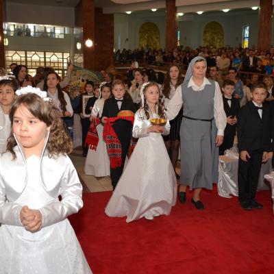 26 aprilie: Bacău "Sfântul Nicolae": Prima sfântă Împărtăşanie
