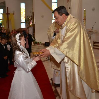 26 aprilie: Bacău "Sfântul Nicolae": Prima sfântă Împărtăşanie