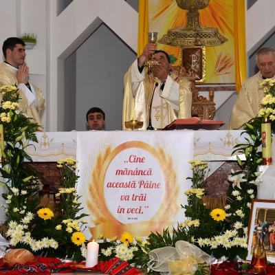26 aprilie: Bacău "Sfântul Nicolae": Prima sfântă Împărtăşanie