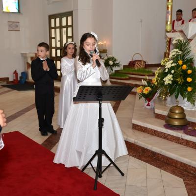 26 aprilie: Bacău "Sfântul Nicolae": Prima sfântă Împărtăşanie