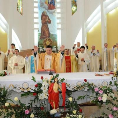 26 aprilie: Bacău "Fericitul Ieremia": Investirea noului paroh