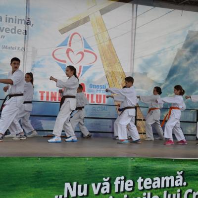 2 mai: Oneşti: Ziua Tineretului în Dieceza de Iaşi. Foto: Raluca Cocuţ, Alexandru Pricopee şi Cristian Stancu