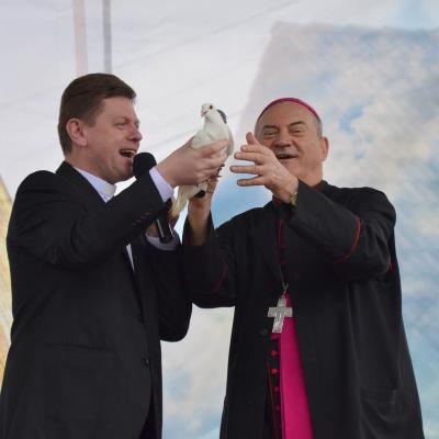 2 mai: Oneşti: Ziua Tineretului în Dieceza de Iaşi. Foto: Raluca Cocuţ, Alexandru Pricopee şi Cristian Stancu