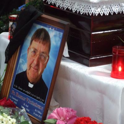 27 mai: Tămăşeni: Funeraliile părintelui Damian Vătămănelu
