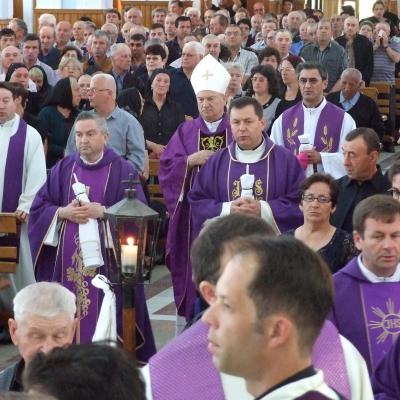 27 mai: Tămăşeni: Funeraliile părintelui Damian Vătămănelu