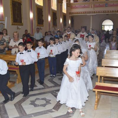 31 mai: Huşi-Corni: Prima Sfântă Împărtăşanie alături de episcopul Aurel Percă