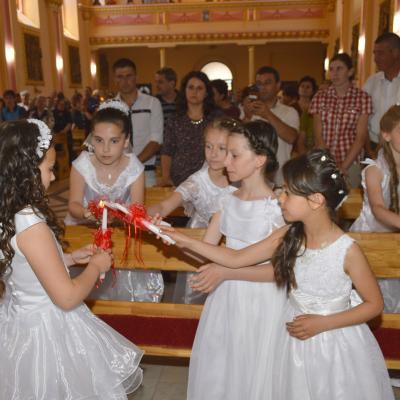 31 mai: Huşi-Corni: Prima Sfântă Împărtăşanie alături de episcopul Aurel Percă