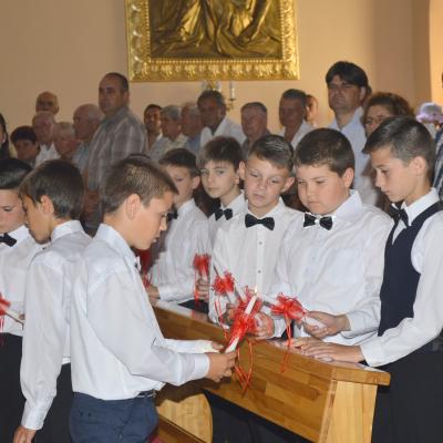 31 mai: Huşi-Corni: Prima Sfântă Împărtăşanie alături de episcopul Aurel Percă