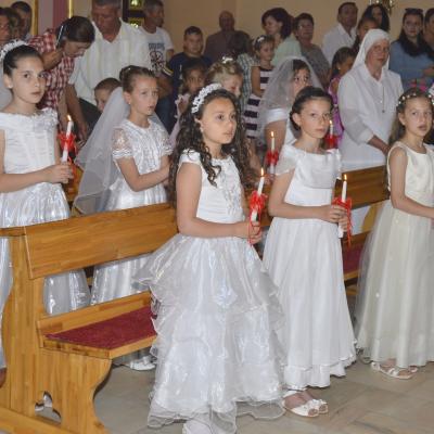 31 mai: Huşi-Corni: Prima Sfântă Împărtăşanie alături de episcopul Aurel Percă