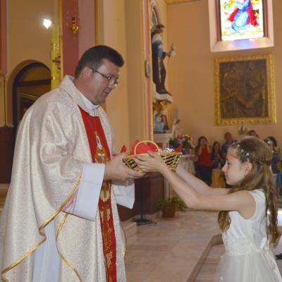 31 mai: Huşi-Corni: Prima Sfântă Împărtăşanie alături de episcopul Aurel Percă