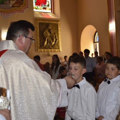 31 mai: Huşi-Corni: Prima Sfântă Împărtăşanie alături de episcopul Aurel Percă