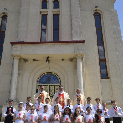31 mai: Huşi-Corni: Prima Sfântă Împărtăşanie alături de episcopul Aurel Percă