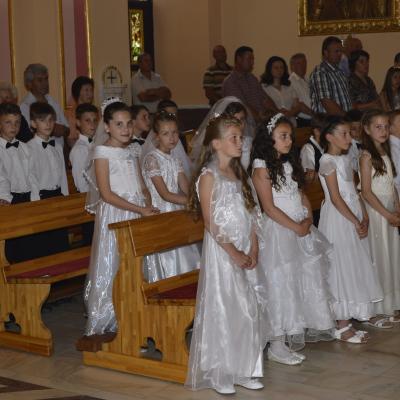 31 mai: Huşi-Corni: Prima Sfântă Împărtăşanie alături de episcopul Aurel Percă