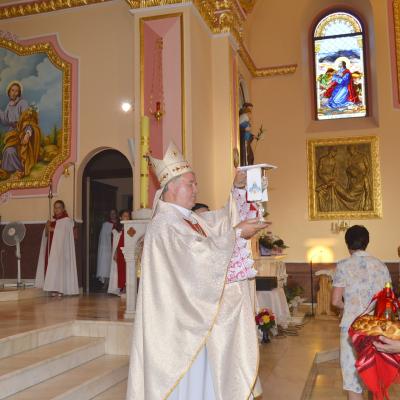 31 mai: Huşi-Corni: Prima Sfântă Împărtăşanie alături de episcopul Aurel Percă