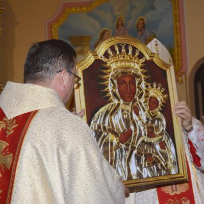 31 mai: Huşi-Corni: Prima Sfântă Împărtăşanie alături de episcopul Aurel Percă
