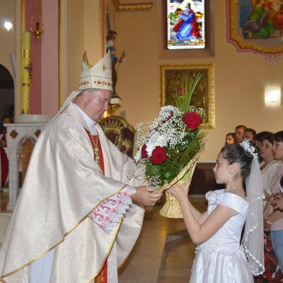 31 mai: Huşi-Corni: Prima Sfântă Împărtăşanie alături de episcopul Aurel Percă