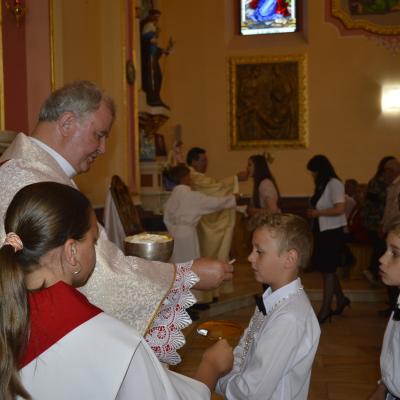 31 mai: Huşi-Corni: Prima Sfântă Împărtăşanie alături de episcopul Aurel Percă