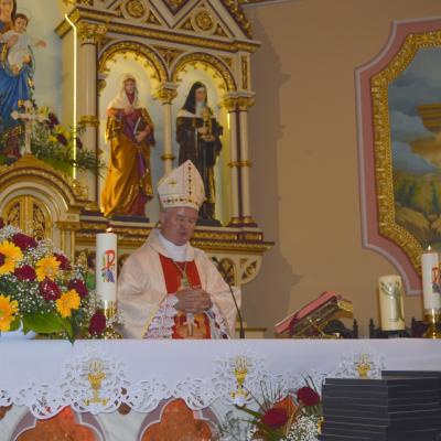 31 mai: Huşi-Corni: Prima Sfântă Împărtăşanie alături de episcopul Aurel Percă
