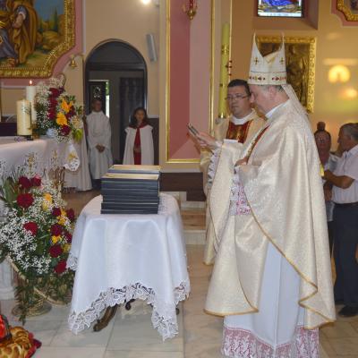 31 mai: Huşi-Corni: Prima Sfântă Împărtăşanie alături de episcopul Aurel Percă