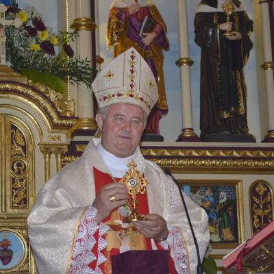 31 mai: Huşi-Corni: Prima Sfântă Împărtăşanie alături de episcopul Aurel Percă