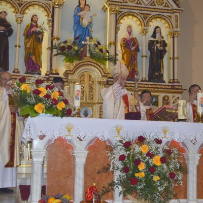 31 mai: Huşi-Corni: Prima Sfântă Împărtăşanie alături de episcopul Aurel Percă