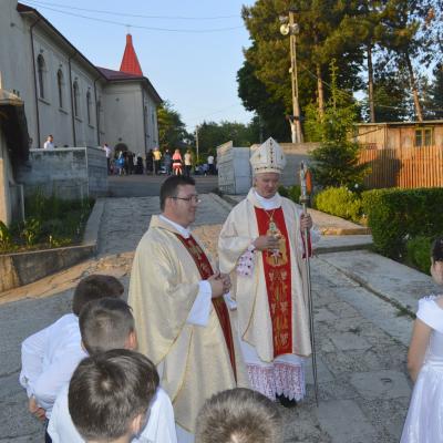 31 mai: Huşi-Corni: Prima Sfântă Împărtăşanie alături de episcopul Aurel Percă