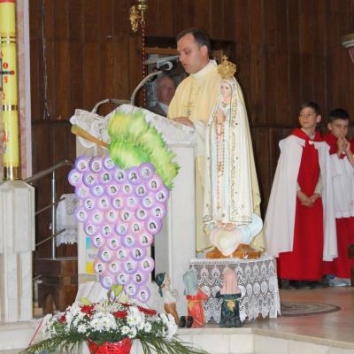 31 mai: Oneşti "Ss. Petru şi Paul": Prima sfântă Împărtăşanie