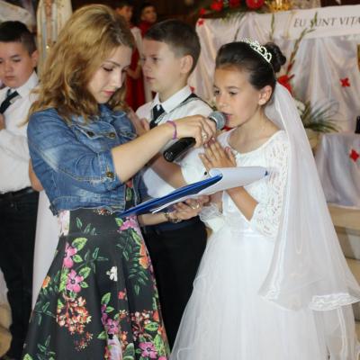 31 mai: Oneşti "Ss. Petru şi Paul": Prima sfântă Împărtăşanie
