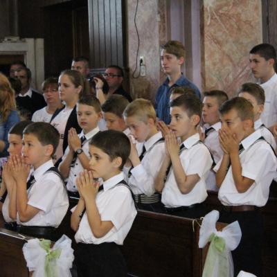 31 mai: Oneşti "Ss. Petru şi Paul": Prima sfântă Împărtăşanie