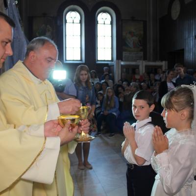 31 mai: Oneşti "Ss. Petru şi Paul": Prima sfântă Împărtăşanie
