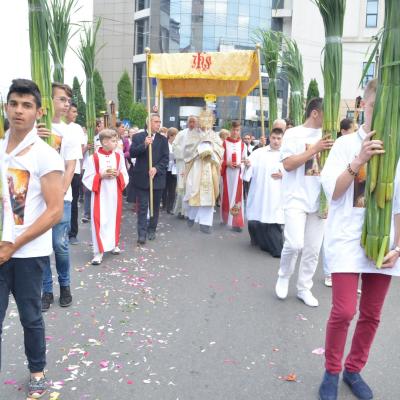 4 iunie: Bacău "Sfântul Nicolae": Procesiunea din Solemnitatea Corpus Domini