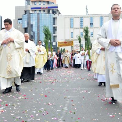 4 iunie: Bacău "Sfântul Nicolae": Procesiunea din Solemnitatea Corpus Domini
