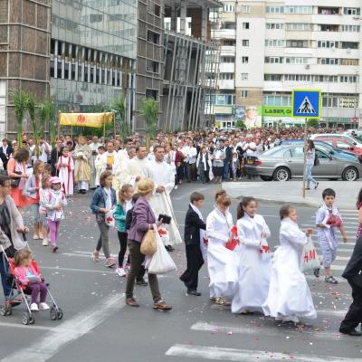4 iunie: Bacău "Sfântul Nicolae": Procesiunea din Solemnitatea Corpus Domini