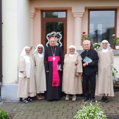 10 iunie: Dărmăneşti: Vizita PS Petru Gherghel la "Surorile Carmelite ale Sfintei Tereza din Torino"