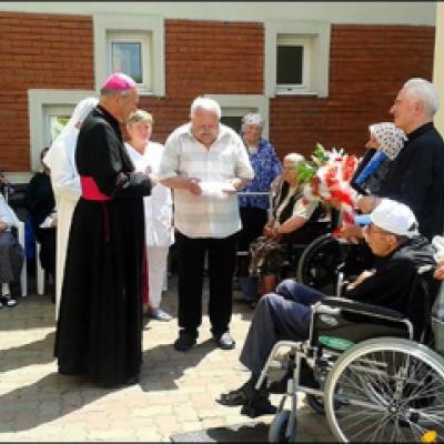 10 iunie: Dărmăneşti: Vizita PS Petru Gherghel la "Surorile Carmelite ale Sfintei Tereza din Torino"