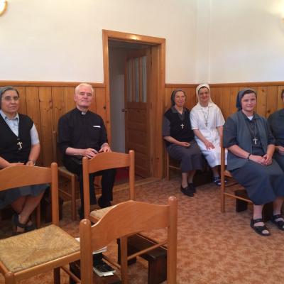 10 iunie: Dărmăneşti: Vizita PS Petru Gherghel la "Surorile Carmelite ale Sfintei Tereza din Torino"