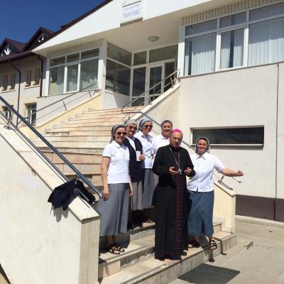 10 iunie: Dărmăneşti: Vizita PS Petru Gherghel la "Surorile Carmelite ale Sfintei Tereza din Torino"