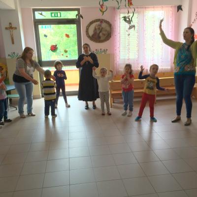 10 iunie: Dărmăneşti: Vizita PS Petru Gherghel la "Surorile Carmelite ale Sfintei Tereza din Torino"