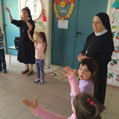 10 iunie: Dărmăneşti: Vizita PS Petru Gherghel la "Surorile Carmelite ale Sfintei Tereza din Torino"