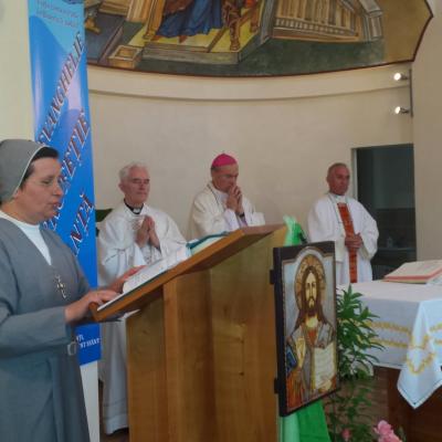 10 iunie: Oneşti: Vizita PS Petru Gherghel la Surorile lui Isus Răscumpărătorul
