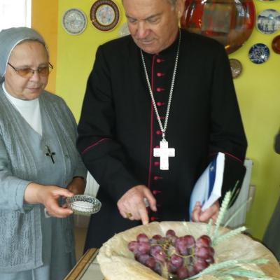 10 iunie: Oneşti: Vizita PS Petru Gherghel la Surorile lui Isus Răscumpărătorul