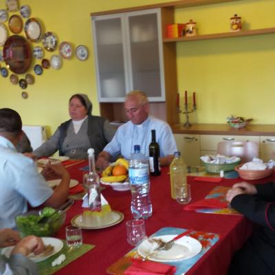 10 iunie: Oneşti: Vizita PS Petru Gherghel la Surorile lui Isus Răscumpărătorul