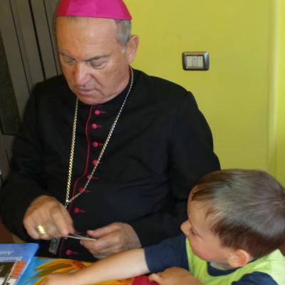 10 iunie: Oneşti: Vizita PS Petru Gherghel la Surorile lui Isus Răscumpărătorul