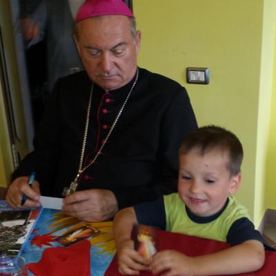 10 iunie: Oneşti: Vizita PS Petru Gherghel la Surorile lui Isus Răscumpărătorul
