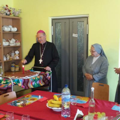 10 iunie: Oneşti: Vizita PS Petru Gherghel la Surorile lui Isus Răscumpărătorul