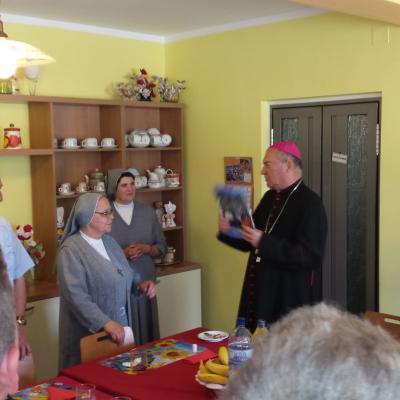 10 iunie: Oneşti: Vizita PS Petru Gherghel la Surorile lui Isus Răscumpărătorul